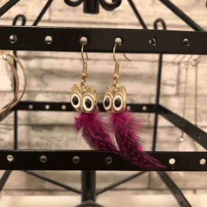  - Uggla örhänge 15 kr - köparen står för frakt