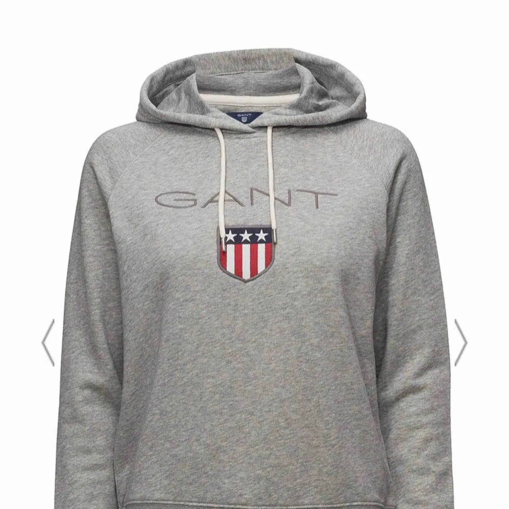 Grå Gant hoodie i mycket fint skick! Inte använd särskilt mycket och ser närstan ut som ny. Super skön! Minns inte riktigt vad den kostade ny men runt 1000 lappen.. Hoodies.