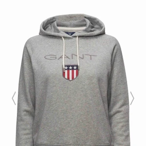 - Grå Gant hoodie i mycket fint skick! Inte använd särskilt mycket och ser närstan ut som ny. Super skön! Minns inte riktigt vad den kostade ny men runt 1000 lappen.