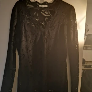  - Svart spetstopp från Gina Tricot. Knappt använd. Köparen betalar frakten ✨ Använder swish 💸
