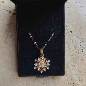  - Fint halsband, aldrig använt! Köpare står för frakt, men kan mötas upp! 💛