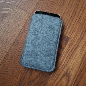  - Mobil fodral i felt, bra skick! Köparen betalar frakt