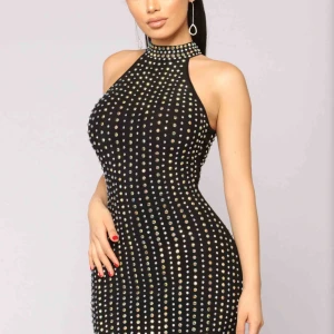  - Helt ny klänning från fashionnova prislapp kvar!  Med stenar som glittrar  Passar en med storlek M