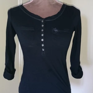  - Marinblå tröja från abercrombie Kids i storlek M (ca xs i vanlig storlek),fint skick frakt 9kr betalning via swish 