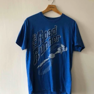  - Fet Road Runner tee. Kan hämtas i Uppsala eller skickas för 39
