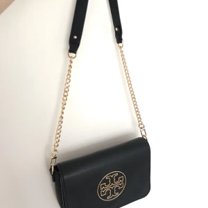  - Tory Burch väska i toppskick. Skickar gärna fler bilder vid intresse. Dustbag finns kvar och medföljer.   Priset är diskuterbart vid snabb affär!