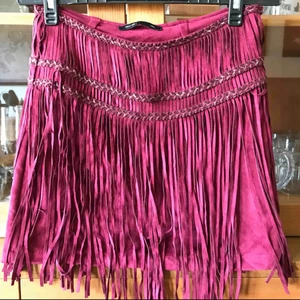  - Är mer som en S. Sparsamt använd. Fransar fram och bak.