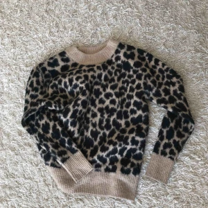  - Stickad leopardtröja i kashmirliknande material. Inköpt på Companys i Köpenhamn för 800kr. Den är i nyskick och kvaliten är underbar!