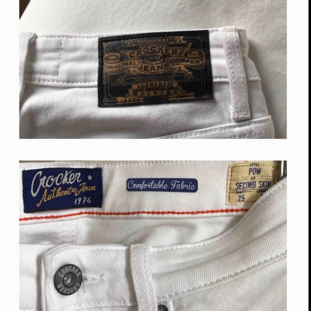 Knappt använda vita jeans från Crocker/JC i storlek W25 (egentligen i L32 men har sytt upp dem i JC-butiken så är snarare L28-30 ist nu). Mått - innerben: ca 64cm, hela byxans längd: ca 87cm, midja: ca 32cm 💫. Jeans & Byxor.