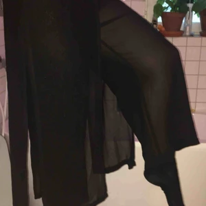  - Byxor med kjolliknande tyg över (se bild eller fråga för bättre förklaring), svart och lite glittrigt, storlek 40 men passar nog en 38 bättre. Köpt på beyond retro i London för något år sedan men aldrig använda.