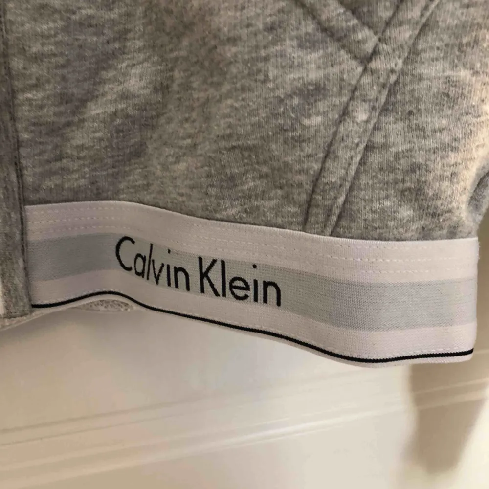 Calvin Klein kofta använd ett fåtal gånger men i väldigt bra skick. Storlek XS, nypris ca 800kr. Köparen står för frakt🥰. Tröjor & Koftor.