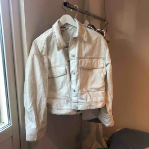  - Knappt använd jeansjacka från Monki i storlek S (går att stryka), köparen står för frakt 