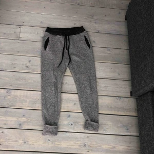  - Bekväma gråa byxor från Zara. 