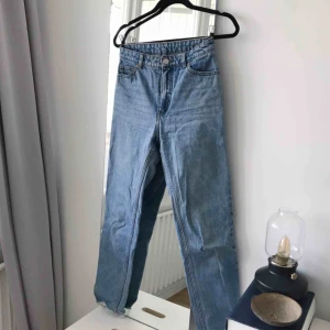  - Högmidjade jeans från Monki i storlek W27. Supersnygga verkligen, har tyvärr blivit för små för mig. Frakt ingår!