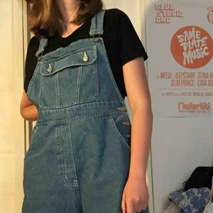  - Jättefina dungaree jeans shorts köpta på en vintage store i london. Fint skick. Jag kan mötas upp eller frakta mot fraktkostnad (ca 80kr)❤️