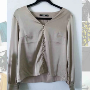  - Superfin blus från Bikbok, aldrig använd!