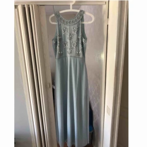  - Säljer min balklänning i storlek 36, den har en slits på sidan av klänningen och är i en baby blå färg, hör av dig om du är intresserad! Möts helst upp💓