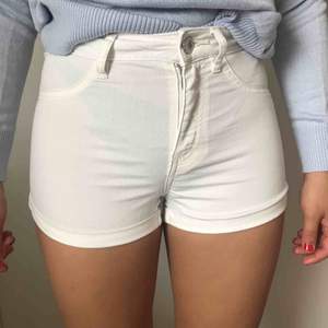 Ett par vita shorts från hm. kostar 100kr inkl frakt