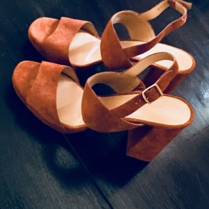  - Skor från märket banana republic, använda en gång!    säljer dom för 200kr, nypris ca 1300kr.. Storlek 40.. Material: Skinn & mocka Klackhöjd: 10 cm Platåhöjd: 2 cm