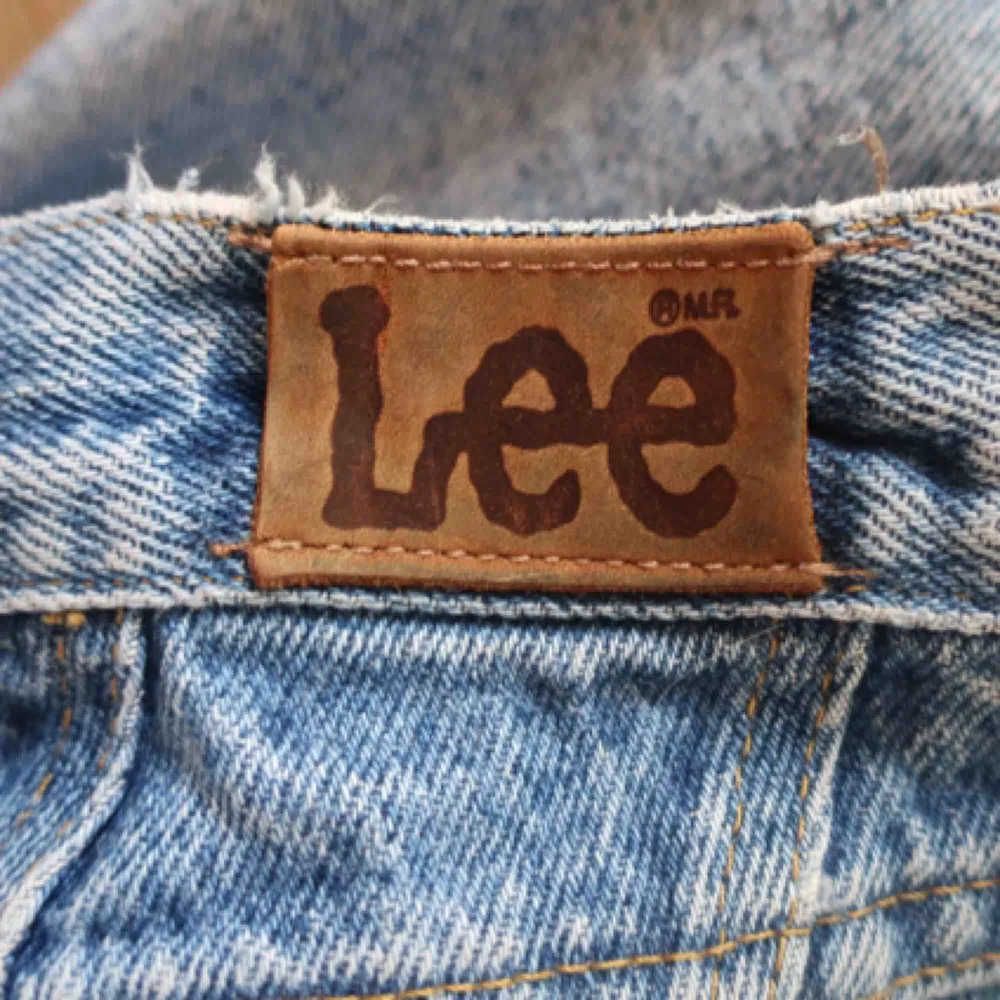 Lee jeans som passar mig som är 169 och har stl s, momjeans fit med slitning p knäet  Ställ gärna frpgor❤️. Jeans & Byxor.