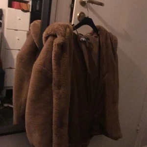 Brun Teddy jacka - jätte skön Teddy jacka från zara, andvänd ungefär en gång💕