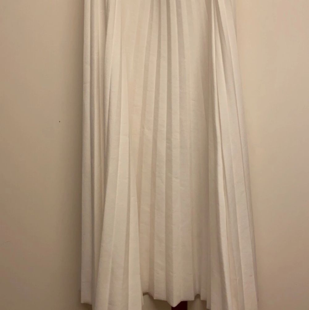 Vit plisserad kjol, köpt på egoobycaroline för 700kr. Använts en del så är lite noppriga på toppen, men inget som syns mycket. Storleken är onesize och jag brukar oftast ha xs\s. Kjolar.