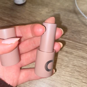 Caia lättstift - Säljder detta helt nya läppstiftet från Caia- färgen No Drama , endast swatchat ( inte använt bara testat) startar med 100 kr inkl frakt men om man har något annat förslag så är det bara att skriva 💕