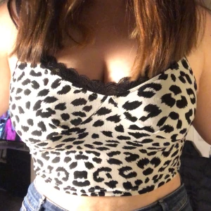 svart å vitt leopard linne - jätte fint svart/vitt leopard linne. nästan aldrig använd och är i jätte bra skick. det är storlek L p linnet men passar mig som har S/M, köpte linnet för 90kr men startbudet är 50kr:)💕