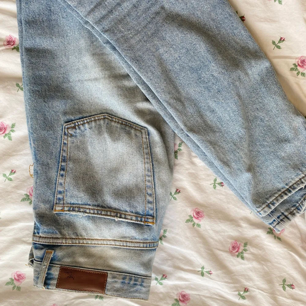 Säljer mina bikbok jeans pågrund av att dem blivit för små. Dem sitter tajt upp till och går ut lite längst ner. Dem sitter super snyggt och är ändå ner till foten på mig som är 177 cm lång. Frakt tillkommer 💕💞. Jeans & Byxor.