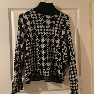 Svart vit tröja - Svart vit tröja med krage från H&M. Använd en gång (som ny).  Strlk S. Skriv för mer info/bilder. Pris kan diskuteras 
