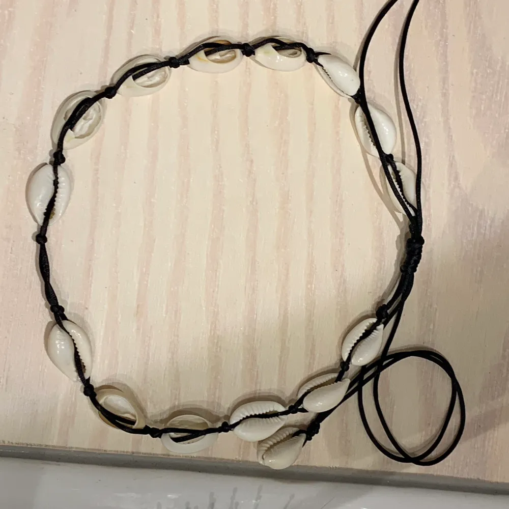 ett halsband med snäckor på! du kan bestämma hur stor/liten den ska va🪐🐚. Asusteet.