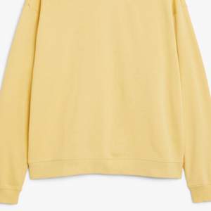 Trendig sweatshirt från monki i färgen yellow, använda väldigt sparsamt så det är i ny skick!💘 köpt för 200kr säljer för 85kr exklusive frakt💘