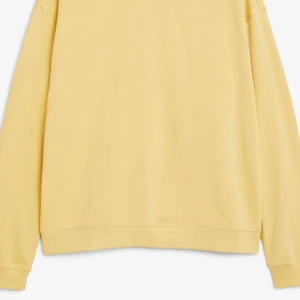 Sweater från monki - Trendig sweatshirt från monki i färgen yellow, använda väldigt sparsamt så det är i ny skick!💘 köpt för 200kr säljer för 85kr exklusive frakt💘