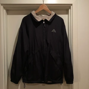Jacka - Superfin jacka från märket kappa, köpt second hand men i fint skick! Säljer då den inte kommer till användning:) står ingen stl men skulle säga M-L, köparen står för frakten❤️
