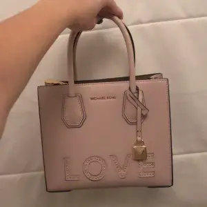 Supergullig Michael kors väska. Nästan aldig använd💕💕 