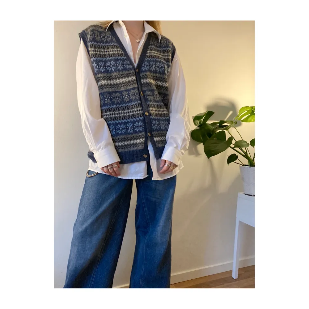 Trendy vintage vest, blue patterned very cosy and in good condition! Unisex and the size of the vest is somewhere around a oversized Medium.. Toppar.