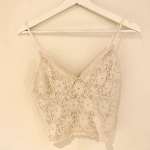 Bikbok spets linne  - Ett stretch spets linne i färgen vit. Jag har haft den ett tag men den är använd ett fåtal gånger. Väldigt skönt och bekvämt material. 