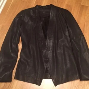 - Jättefin svart skinnjacka från Stylein.
Knappt använd så den är i jättefint skick!