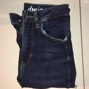 Ett par mörk blåa jeans lite pösiga där nere vid foten typ. Väldigt fintskick har aldrig andvänt dem. Säljer dom för 300 kr. Storlek 34 på dom!💕