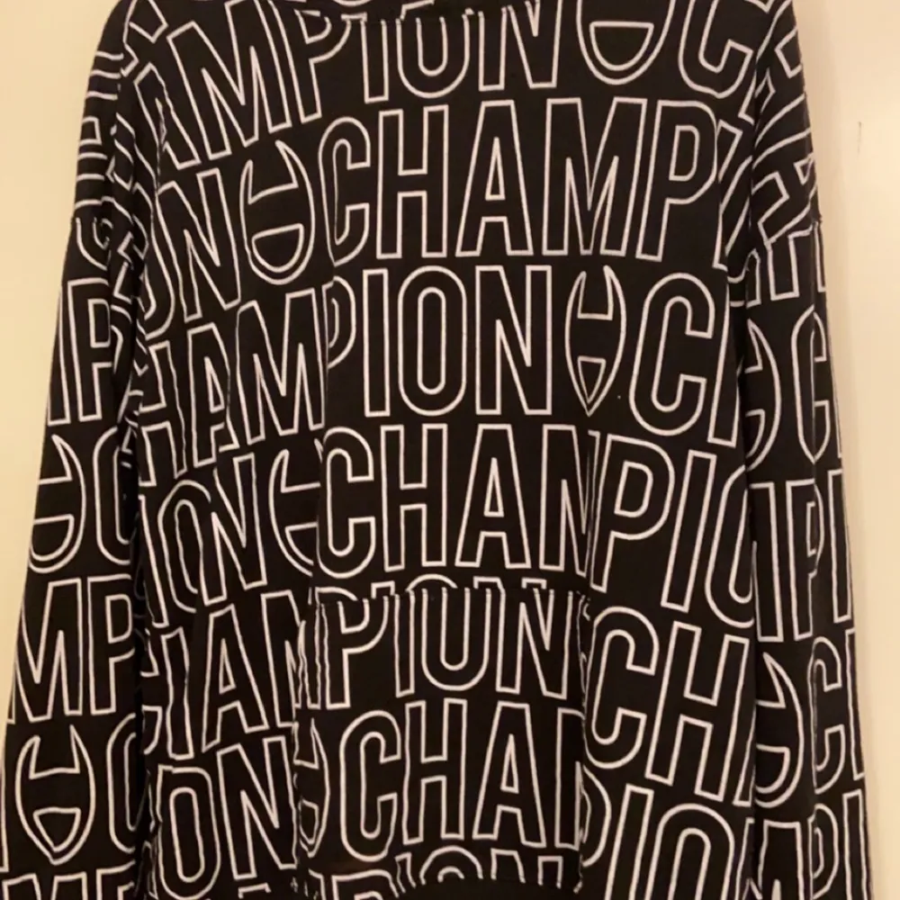 Super frän champion hoddie som köpptes förra vintern, andvänd få tal gånger och sparsamt andvänt. Köparen står för frakt 📦💗. Hoodies.