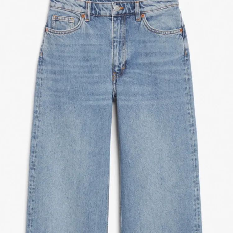 De otroligt populära jeansen från monki i modellen Yoko. Strl 25 vilket motsvarar xs/s. Färgen mid blue, bra skick.. Jeans & Byxor.