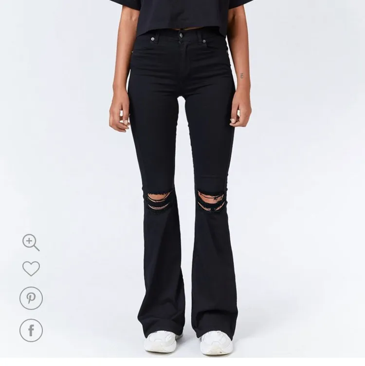 Bootcut jeans med hål för knäna från Dr Denim. Modellen heter Macy. Använt sparsamt men har tappat lite färg efter en tvätt. Hör av dig vid fler frågor. Köpare står för frakt. Jeans & Byxor.