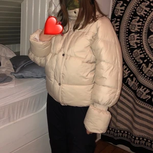 Puffer från NAKD - Krämvit/beige puffer från Nakd. Storlek 36. Köpt för ett år sedan, använd få gånger 
