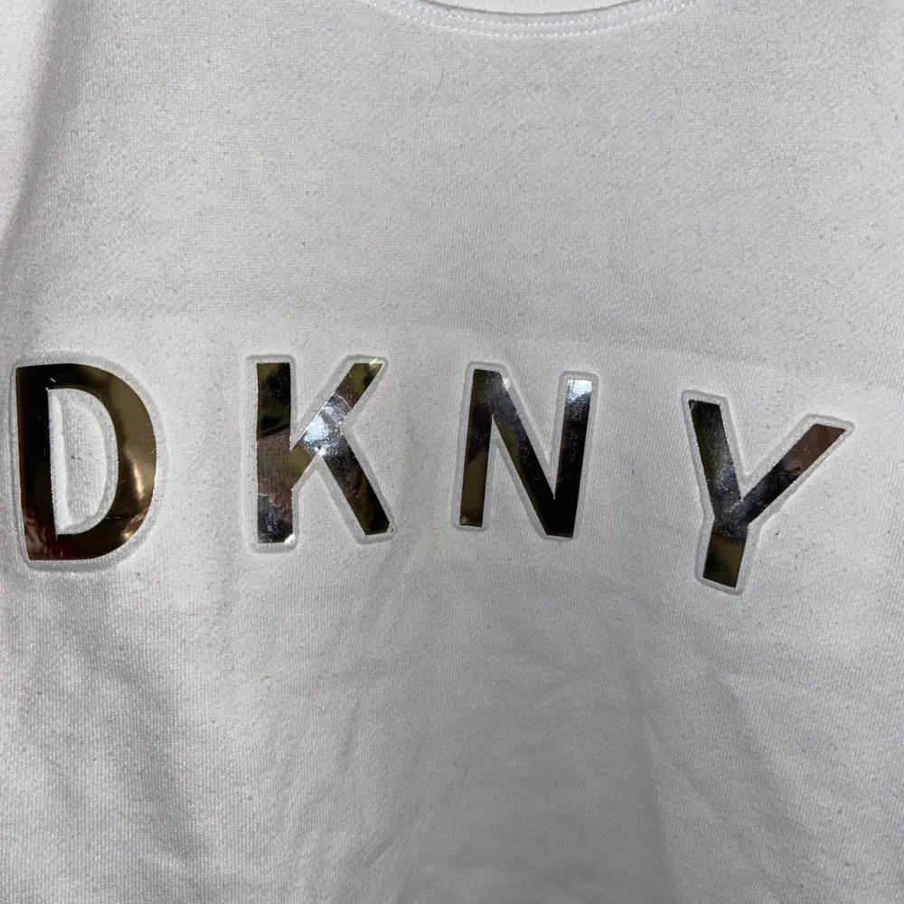 Vit tröja från DKNY, använd fåtal gånger då den inte riktigt passar i smaken. Mjukt och skönt material. Storlek S. Tröjor & Koftor.