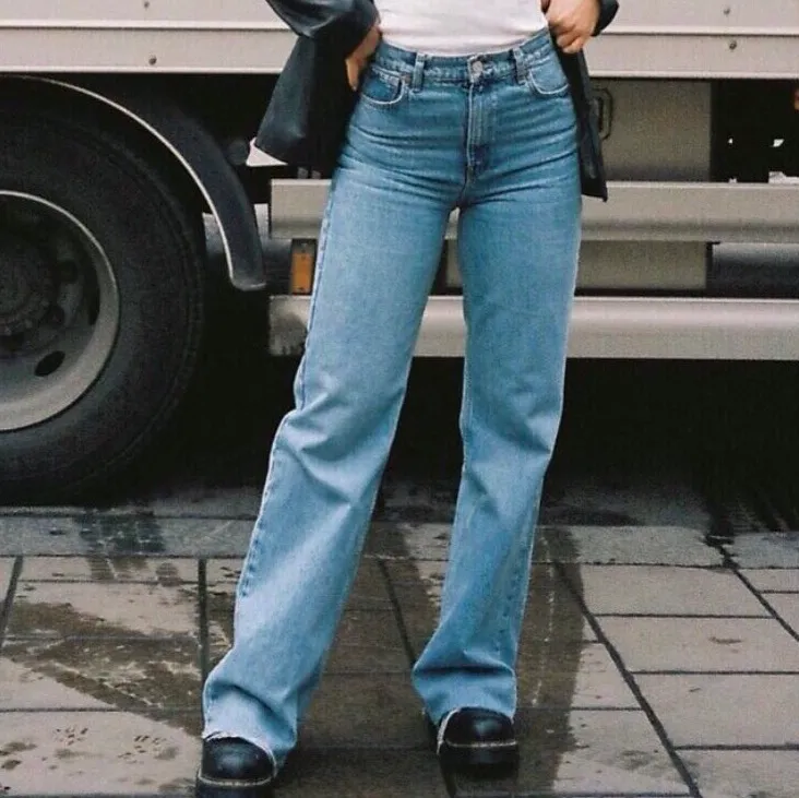 Säljer dessa super snygga och trendiga jeans från zara. Jeansen är aldrig använda och prislappen sitter fortfarande kvar. Storleken är 36☺️ Priset är 200 + frakt (Det 2 första bilderna är tagna från Alice Stenlöfs instagram) . Jeans & Byxor.