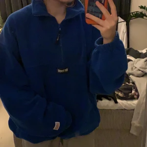 Matterhorn zip fleece  - Skit snygg äkta Matterhorn fleece med dragkedja köpt secondhand, kommer tyvärr inte till användning. Jätte varm och mysig speciellt nu på vintern! Man kan spänna åt tröjan med ett snöre, frakt tillkommer 