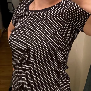 Strl S - Jätte fin Prickig T-shirt svart/vit . Säljer för att Kommer inte till användning.Skriv jära om du har några frågor eller vill ha fler bilder!!❤️