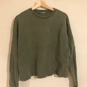 Cool grön ”stonewash” tröja från Weekday i stl XS! Jättebra skick men säljer då den är liten för mig! Frakt tillkommer. 