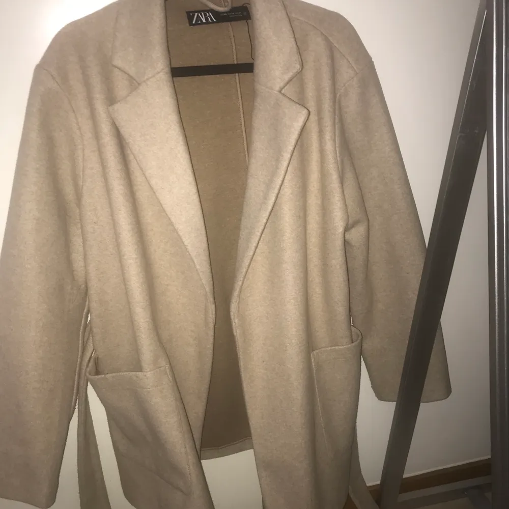 Kappa från zara beige . Jackor.