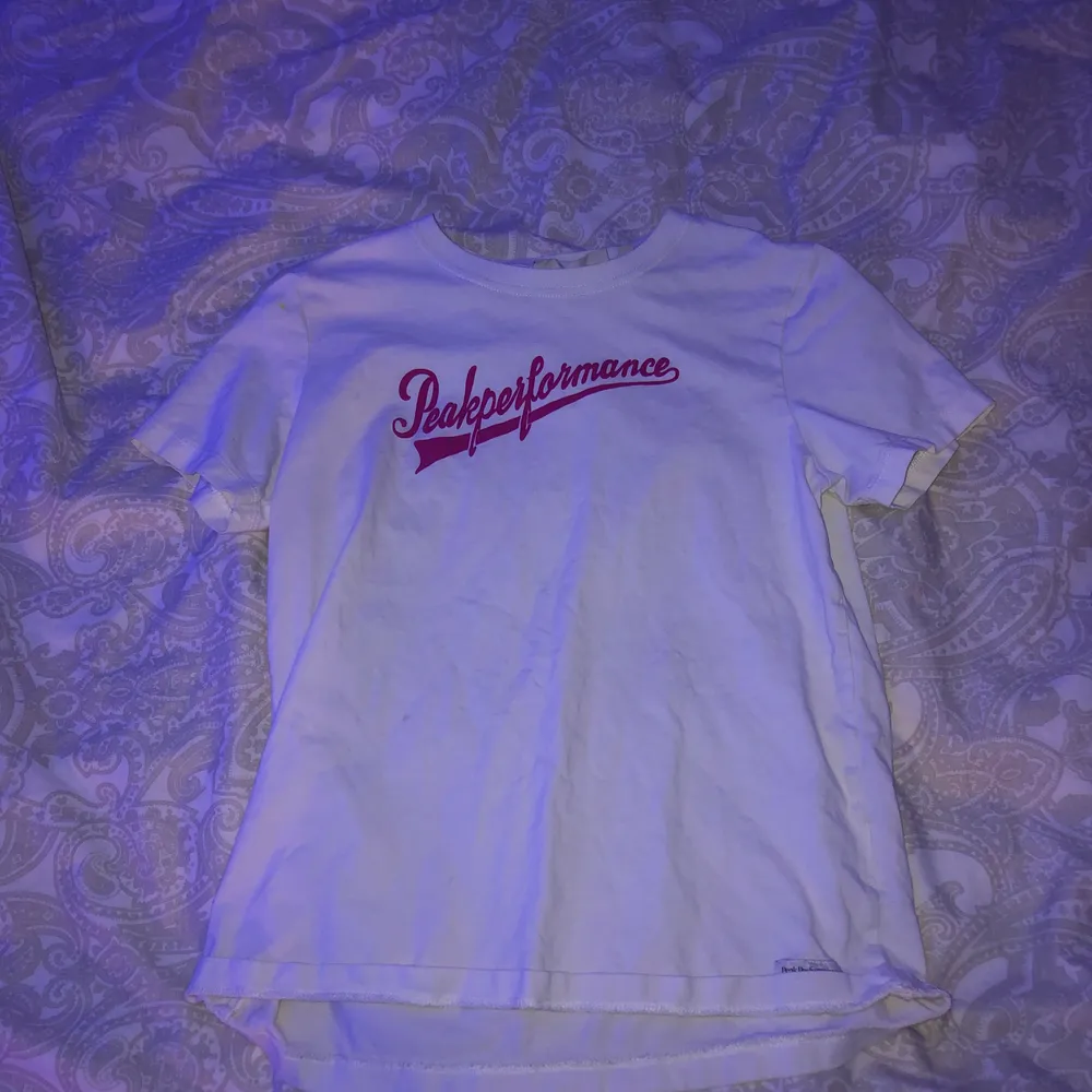 En vit med rosa text peak T-shirt. Inte använt mycket så skicka 9/10. Den är i strl 150 men är som xs. Köpte för ung 150-200kr som ny. . T-shirts.